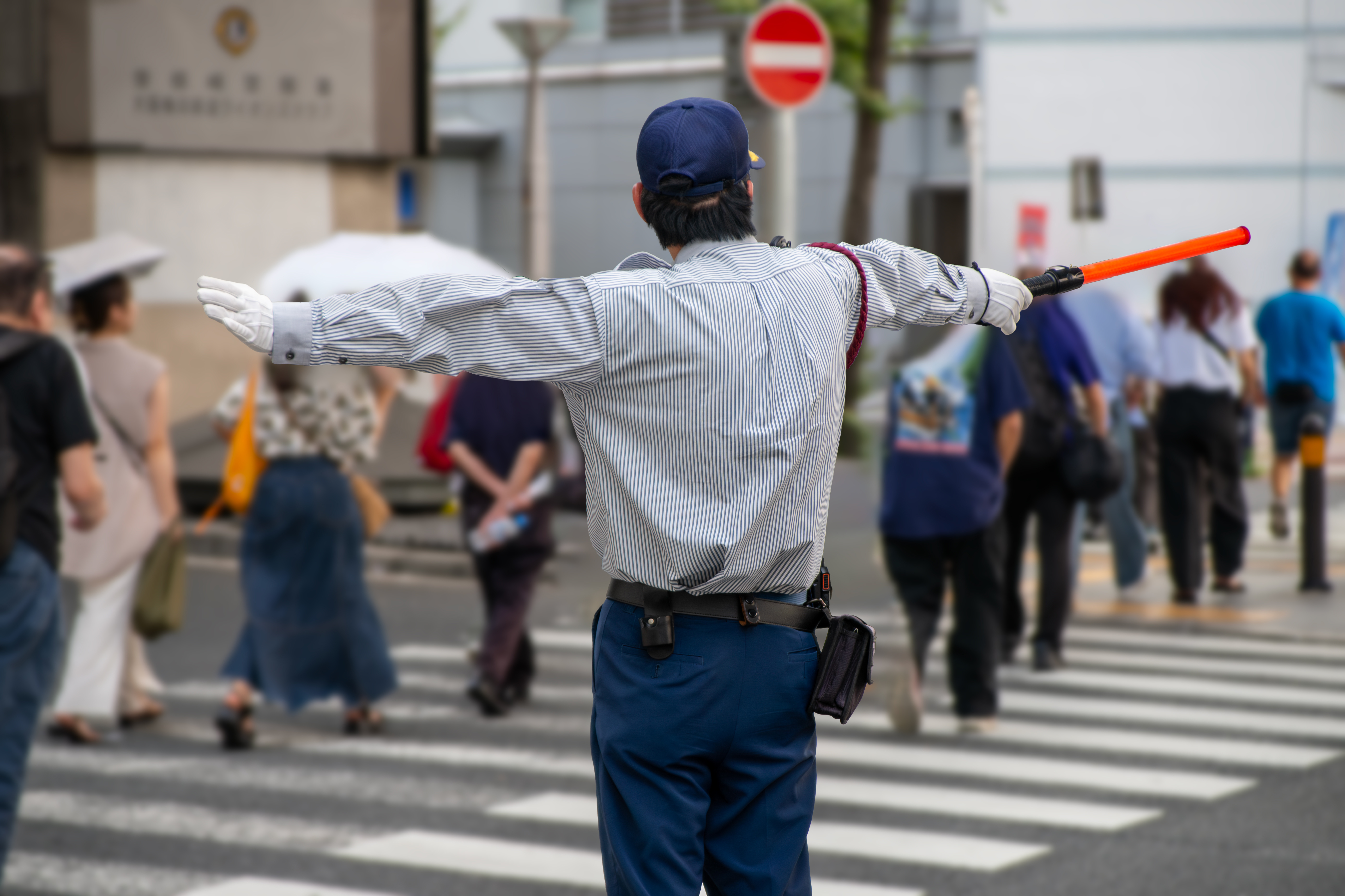 歩行者の横断を誘導をする交通警備員